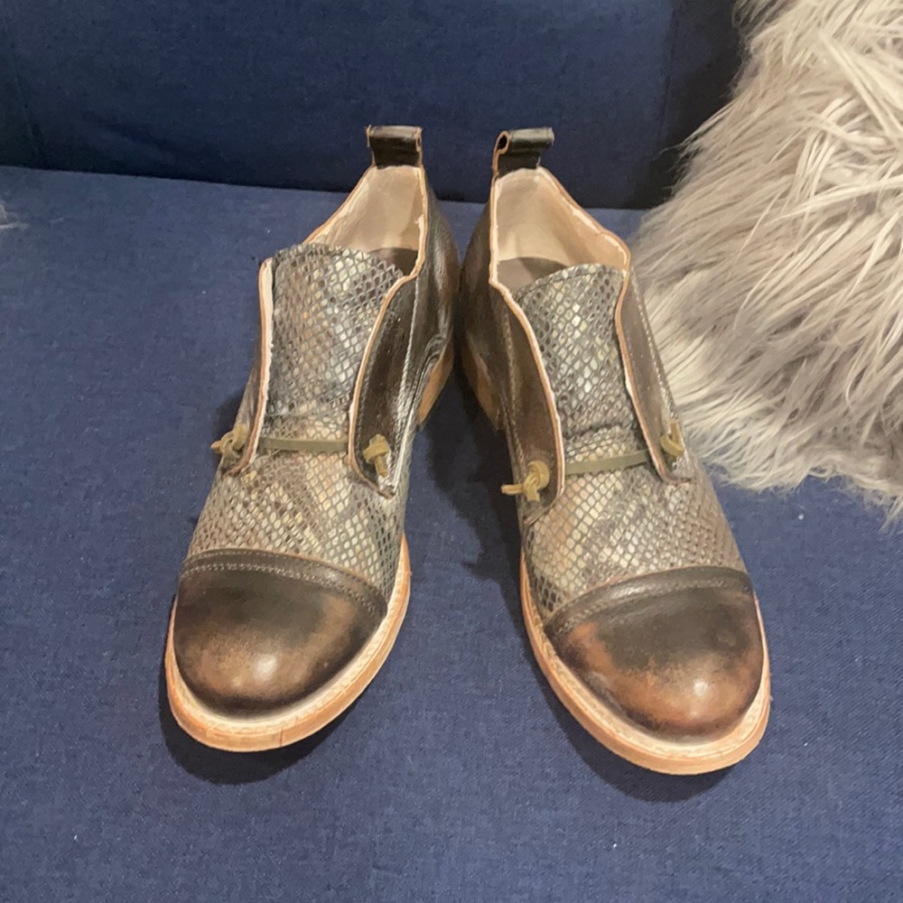 FREEBIRD Mabel two-tone leather shoe.